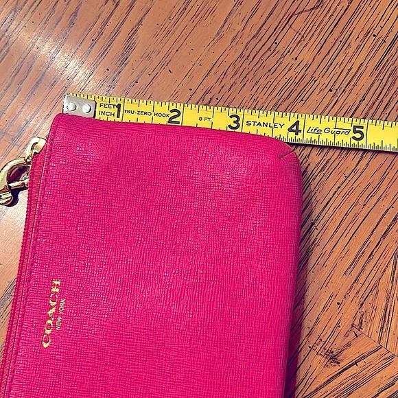 🎀COACH Hot PinkCornerZip Wristlet.Roomy&Compact.Used OnceEUC.
UseAloneOrAsWallet - Picture 9 of 11